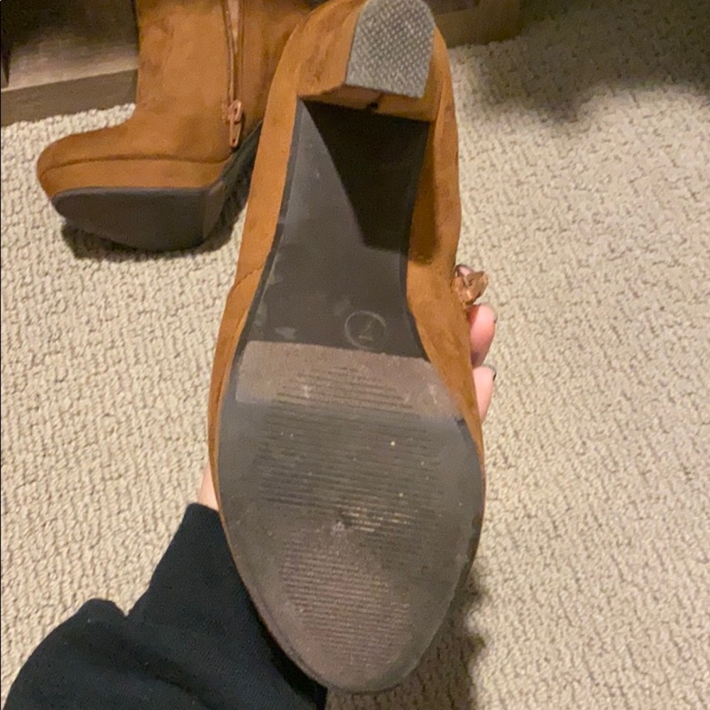 Tan suede zip-up Boots - Picture 3 of 5